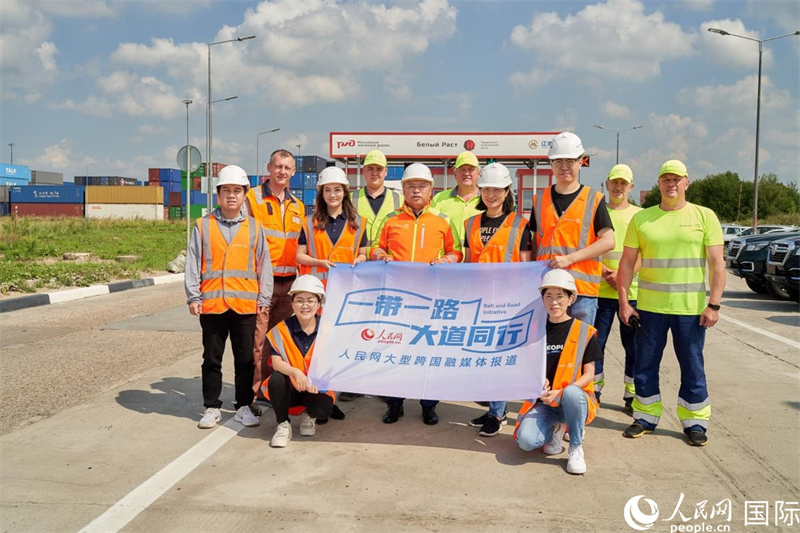 人民網(wǎng)記者在莫斯科別雷拉斯特物流中心采訪。