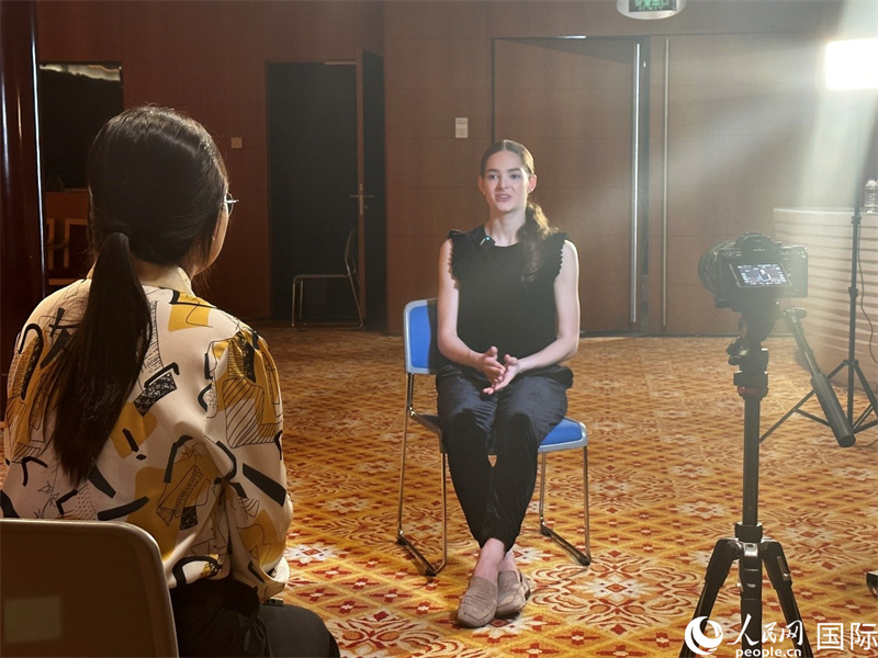 莫斯科大劇院芭蕾舞團(tuán)首席舞者埃莉奧諾拉·塞弗納德接受人民網(wǎng)記者專訪。人民網(wǎng)記者 申佳平攝