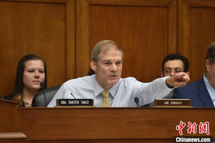 當?shù)貢r間10月13日，美國國會眾議院共和黨人就議長候選人再次進行黨內(nèi)投票，眾議院司法委員會主席吉姆·喬丹獲得黨內(nèi)提名。圖為喬丹今年9月在眾議院監(jiān)督和問責委員會聽證會上發(fā)言。 <a target='_blank' href='/'><p  align=