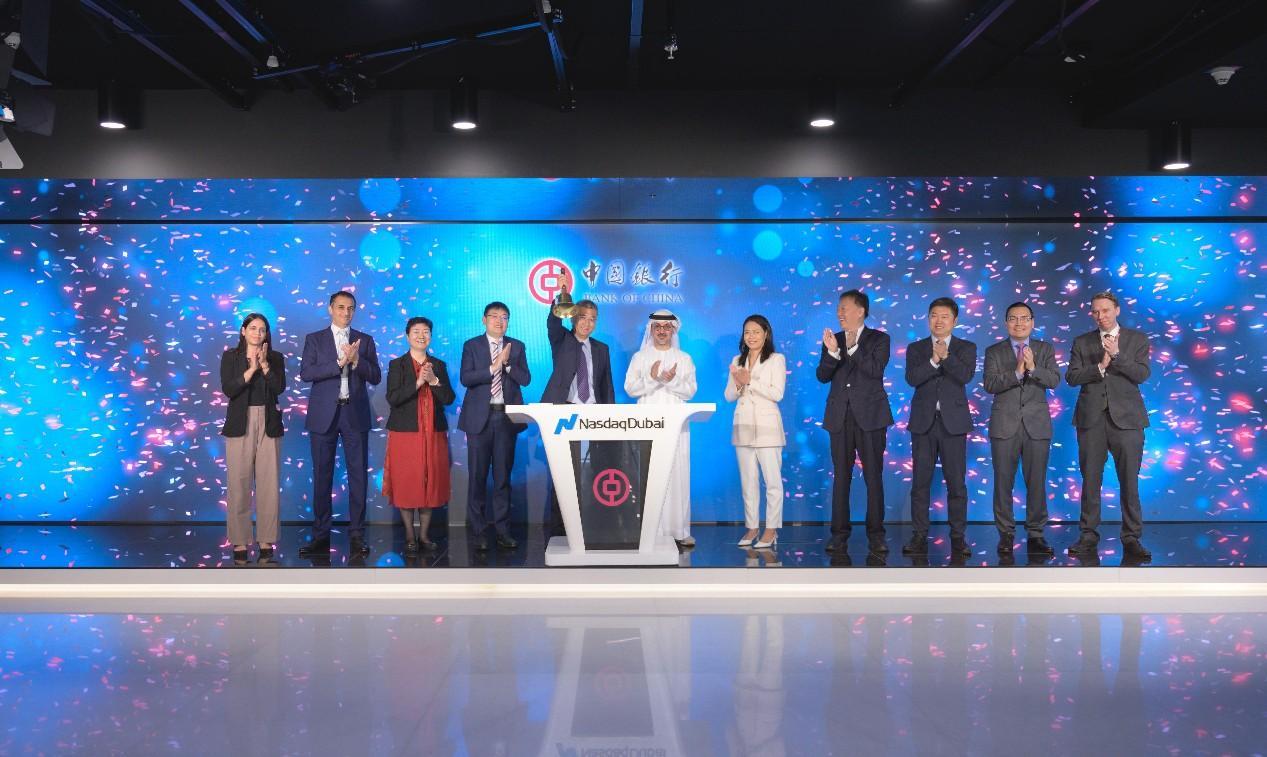 圖為中外嘉賓出席搖鈴儀式。迪拜納斯達(dá)克供圖