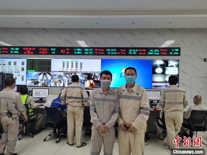 圖為張歡國(右)和青山項目中方負(fù)責(zé)人的控制室合影。 受訪者供圖