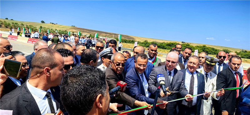 2023年8月12日，阿爾及利亞總理阿卜杜拉赫曼（前右四）參加阿爾及利亞東西高速公路東標(biāo)段主線84公里段通車儀式。中信建設(shè)供圖