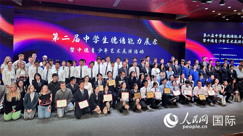 現(xiàn)場學(xué)生與嘉賓合影。（攝影：張麗鷗）