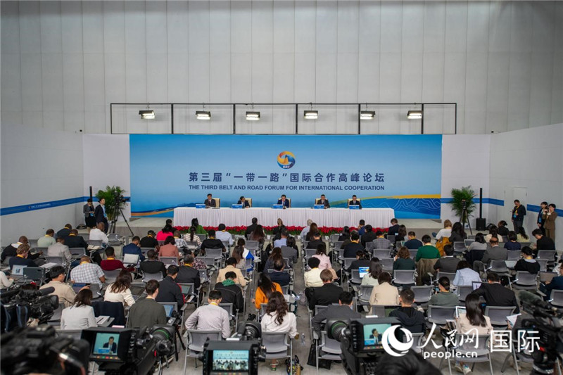 10月16日，第三屆“一帶一路”國(guó)際合作高峰論壇新聞中心在北京國(guó)家會(huì)議中心舉行首場(chǎng)吹風(fēng)會(huì)，邀請(qǐng)自然資源部國(guó)際合作司和相關(guān)單位負(fù)責(zé)人介紹有關(guān)情況，并回答記者提問。人民網(wǎng)記者 翁奇羽攝