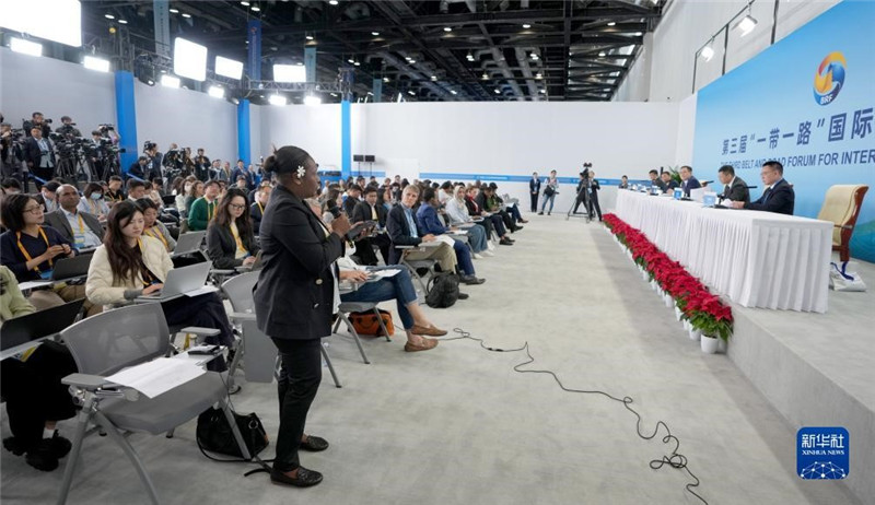 10月16日，第三屆“一帶一路”國(guó)際合作高峰論壇新聞中心在北京國(guó)家會(huì)議中心舉行首場(chǎng)吹風(fēng)會(huì)，邀請(qǐng)自然資源部國(guó)際合作司和相關(guān)單位負(fù)責(zé)人介紹有關(guān)情況，并回答記者提問。新華社記者 王毓國(guó)攝