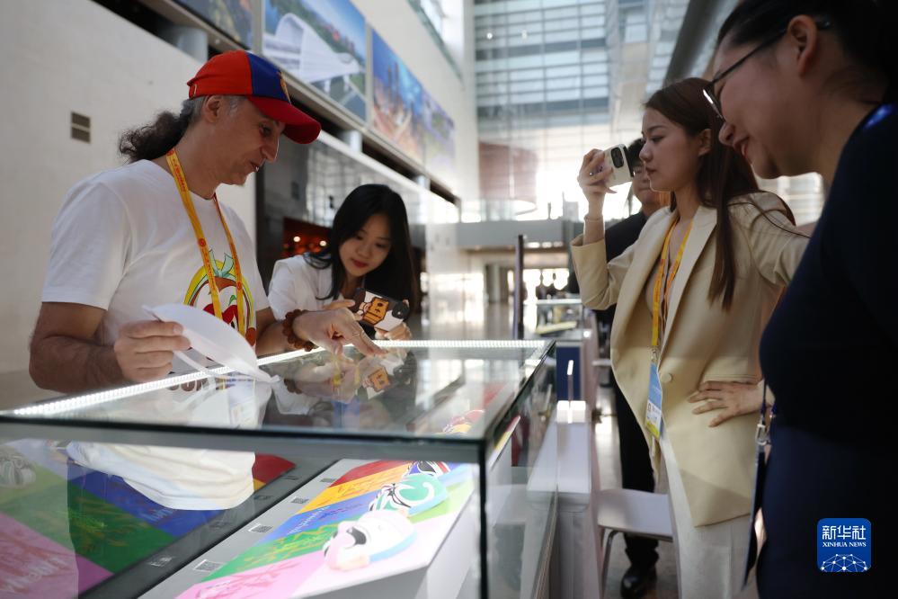 10月16日，參會記者在“一帶一路”國際合作高峰論壇新聞中心參觀展示的中國非物質(zhì)文化遺產(chǎn)展品。新華社記者 陳斌 攝