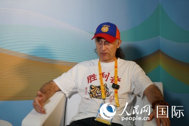 亞美尼亞新聞通訊社記者帕魯伊爾在“一帶一路”高峰論壇新聞中心接受人民網(wǎng)專(zhuān)訪。 人民網(wǎng) 褚夢(mèng)琦 攝