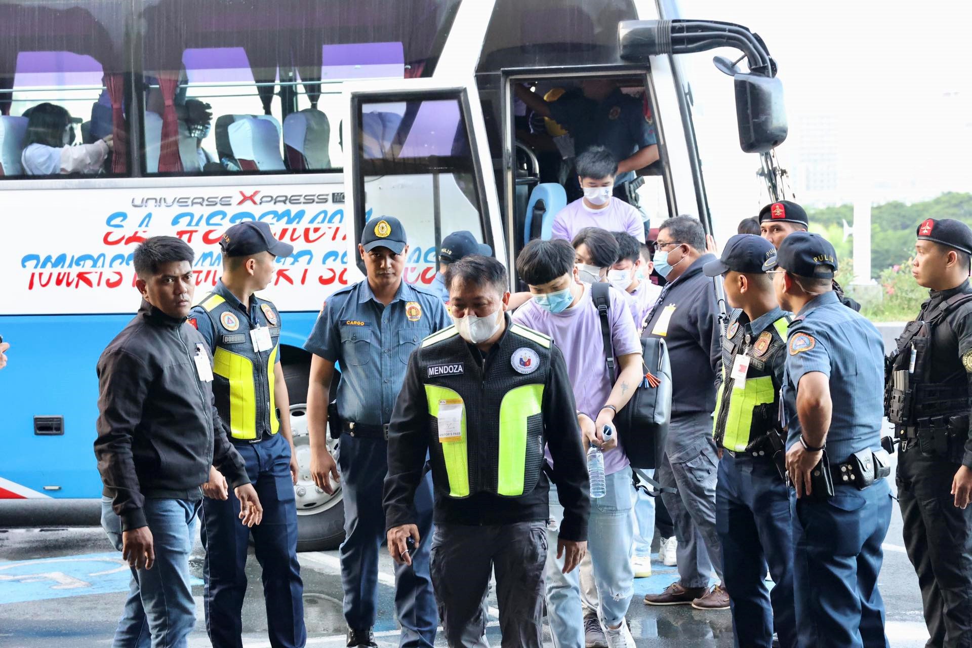 中菲兩國(guó)執(zhí)法部門(mén)合作遣返在菲從事離岸博彩的中國(guó)公民。中國(guó)駐菲律賓使館供圖