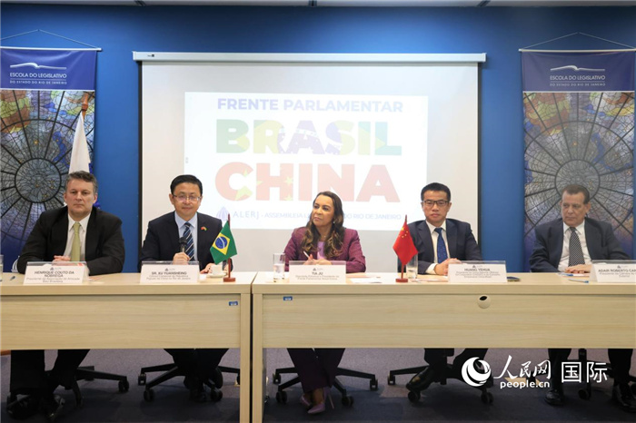 新一屆里約州巴西中國議員陣線在里約熱內(nèi)盧成立并舉行慶?；顒?dòng)，與會(huì)嘉賓在現(xiàn)場致辭。 人民網(wǎng)記者 時(shí)元皓攝