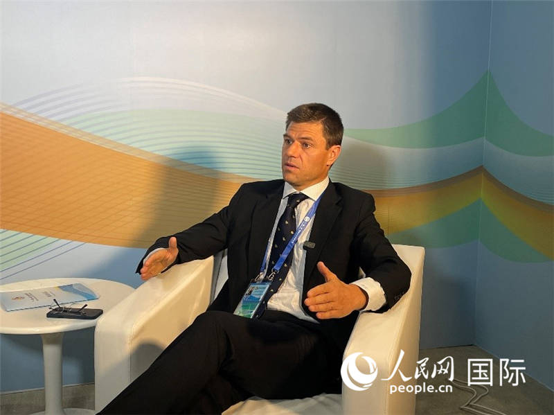 葡中工商會秘書長伯納德?門迪亞接受采訪。 人民網(wǎng)記者 張榮攝