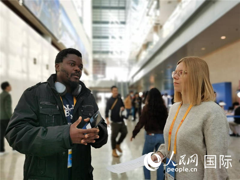 剛果（金）未來集團(tuán)廣播電視部記者雨果-恩澤扎接受人民網(wǎng)采訪。人民網(wǎng) 孫鴻宇攝