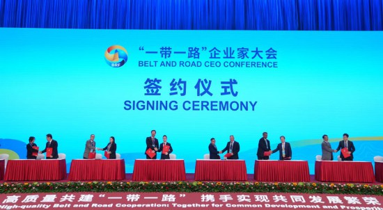 　　這是10月17日拍攝的簽約儀式現(xiàn)場。當(dāng)日，“一帶一路”企業(yè)家大會在北京召開。（新華社記者王毓國攝）