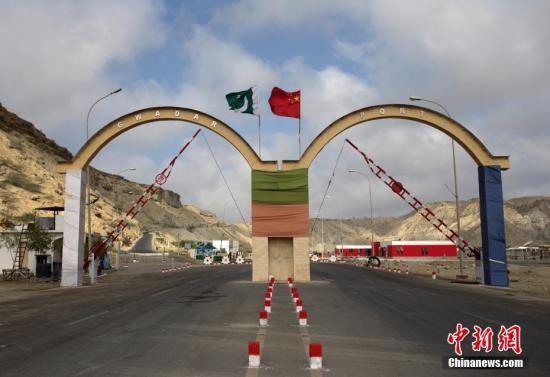 5月5日，瓜達(dá)爾港出入口的拱門。瓜達(dá)爾港是阿拉伯海沿岸的一座天然不凍良港，也是中巴經(jīng)濟(jì)走廊的南端起點(diǎn)。中國公司自2013年開始取得瓜達(dá)爾港的運(yùn)營權(quán)，目前各項工作逐步展開。盡管自然條件差、物資匱乏，但瓜達(dá)爾卻有著重要的地理位置。瓜達(dá)爾是巴基斯坦通往波斯灣和阿拉伯海的大門，距離霍爾木茲海峽僅400公里。作為一帶一路有益補(bǔ)充的中巴經(jīng)濟(jì)走廊經(jīng)濟(jì)構(gòu)架的確立，使位于巴基斯坦最南端的瓜達(dá)爾港成為中巴經(jīng)濟(jì)走廊的一個重要出?？?。<a target='_blank' href='/'><p  align=