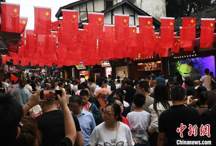 圖為重慶千年古鎮(zhèn)磁器口游人如織。<a target='_blank' href='/' ><p  align=