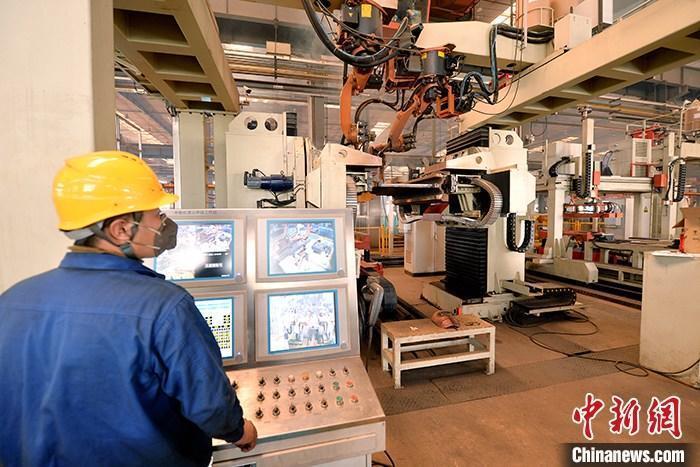 資料圖：車間內(nèi)工作人員進(jìn)行機(jī)器操作。<a target='_blank' href='/' _fcksavedurl='/'><p  align=