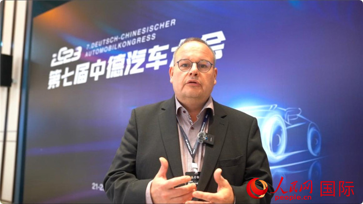 薩爾州經(jīng)濟(jì)發(fā)展局局長(zhǎng)斯特凡·施魏策爾接受人民網(wǎng)采訪。人民網(wǎng) 劉動(dòng)攝