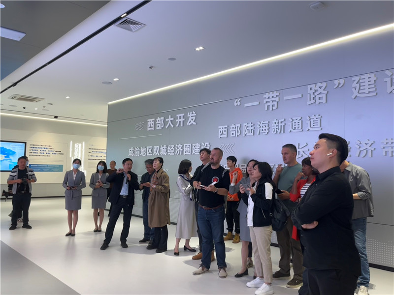 （成都國際鐵路港展廳，中外記者邊聽邊記，了解成都國際鐵路港運行情況 趙橙涔攝