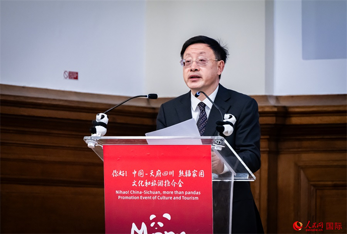 四川省文化和旅游廳廳長(zhǎng)戴允康作文化旅游推介。人民網(wǎng) 郭錦標(biāo)攝