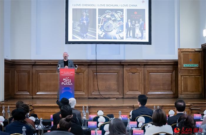 英國(guó)群英創(chuàng)意全球首席執(zhí)行官杰米·撒杰特在現(xiàn)場(chǎng)發(fā)言，分享如何進(jìn)一步提升四川旅游的國(guó)際影響力、吸引更多的英國(guó)游客。人民網(wǎng) 郭錦標(biāo)攝