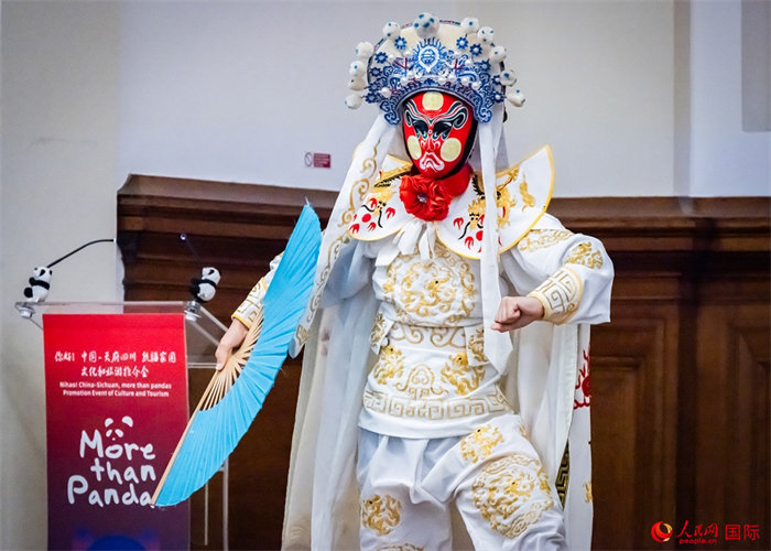 川劇絕活變臉表演。人民網(wǎng) 郭錦標(biāo)攝