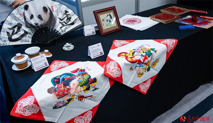 活動(dòng)現(xiàn)場(chǎng)的現(xiàn)場(chǎng)文創(chuàng)展、互動(dòng)體驗(yàn)區(qū)、非遺區(qū)展示。人民網(wǎng) 郭錦標(biāo)攝