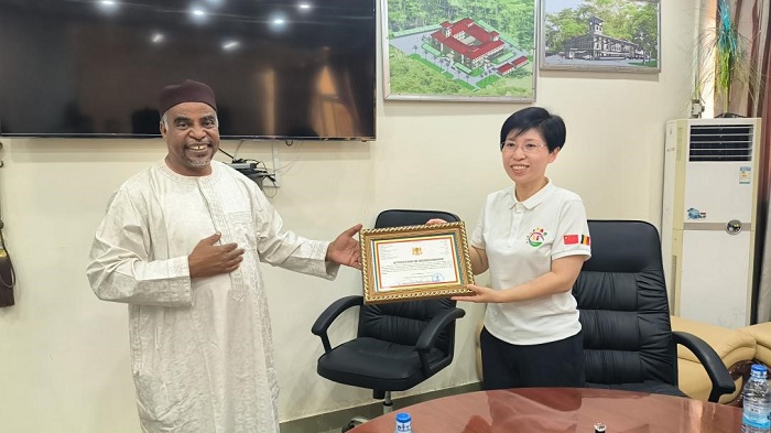 江西省衛(wèi)健委婦幼處處長葉穎代表組派部門接受乍得衛(wèi)生部表彰。中國（江西）第18批援乍得醫(yī)療隊供圖