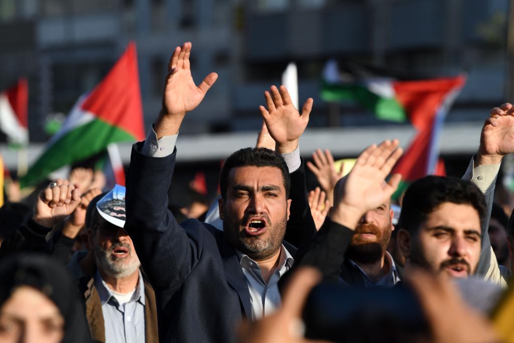 10月18日，人們在伊朗德黑蘭舉行集會。當(dāng)日，突尼斯、土耳其、伊朗等多國民眾舉行集會，表達(dá)對巴勒斯坦人民的支持，并譴責(zé)針對加沙城醫(yī)院的襲擊。新華社記者 沙達(dá)提 攝