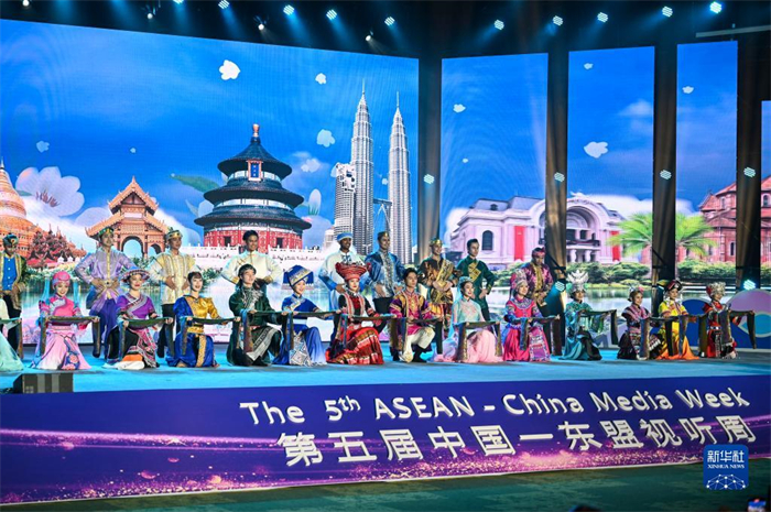 10月21日，在馬來(lái)西亞行政首都普特拉賈亞，演員在第五屆中國(guó)—東盟視聽(tīng)周開(kāi)幕活動(dòng)上表演。新華社記者 程一恒 攝