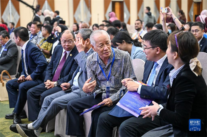 10月21日，在馬來(lái)西亞行政首都普特拉賈亞，嘉賓在第五屆中國(guó)—東盟視聽(tīng)周開(kāi)幕活動(dòng)上交談。新華社記者 程一恒 攝