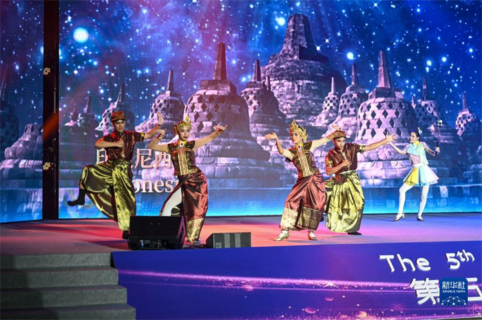 10月21日，在馬來(lái)西亞行政首都普特拉賈亞，演員在第五屆中國(guó)—東盟視聽(tīng)周開(kāi)幕活動(dòng)上表演。新華社記者 程一恒 攝