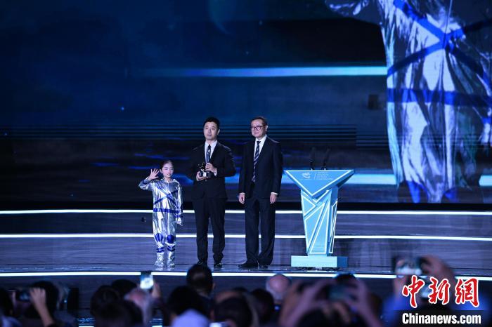 10月21日，2023雨果獎在成都揭曉。中國科幻作家海漄憑小說《時空畫師》獲2023雨果獎“最佳短中篇小說”。　圖片由第81屆世界科幻大會組委會提供