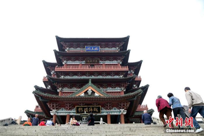 資料圖：中國農(nóng)歷九月初九，重陽佳節(jié)。民眾來到位于江西南昌的滕王閣旅游區(qū)，登高祈福。<a target='_blank' href='/'><p  align=