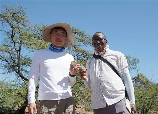 新發(fā)現(xiàn)的典型勒瓦婁哇石核和勒瓦婁哇尖狀器。中肯聯(lián)合考古隊(duì)供圖