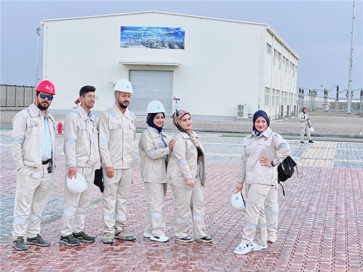 部分伊拉克員工合影。中國石油工程建設(shè)有限公司供圖