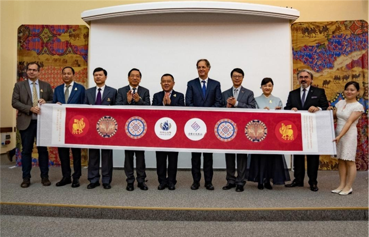 “絲路綺粲—中國絲綢藝術(shù)展”開幕式在匈牙利首都布達(dá)佩斯舉行。布達(dá)佩斯中國文化中心供圖