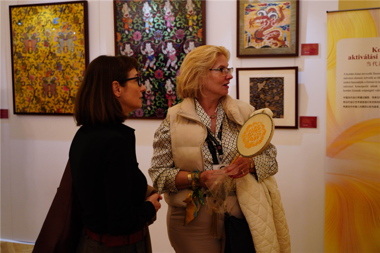 游客觀賞。布達(dá)佩斯中國文化中心供圖