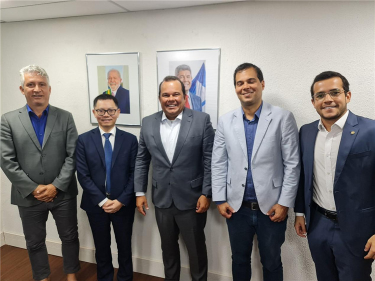 巴伊亞州副州長(zhǎng)杰拉爾多·儒尼奧爾（中）與中國(guó)—巴伊亞州礦業(yè)委員會(huì)主要成員合影。巴西巴伊亞州“中國(guó)—巴伊亞州礦業(yè)委員會(huì)”供圖