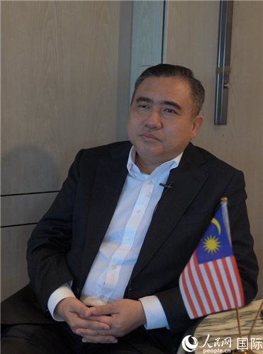 馬來(lái)西亞交通部部長(zhǎng)陸兆福在接受人民網(wǎng)專(zhuān)訪。人民網(wǎng) 張文捷攝