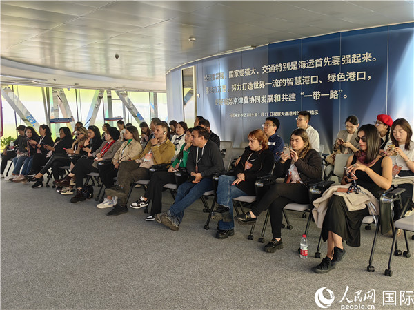 外媒記者探訪天津港北疆港區(qū)C段智能化集裝箱碼頭。人民網(wǎng)記者 符園園攝