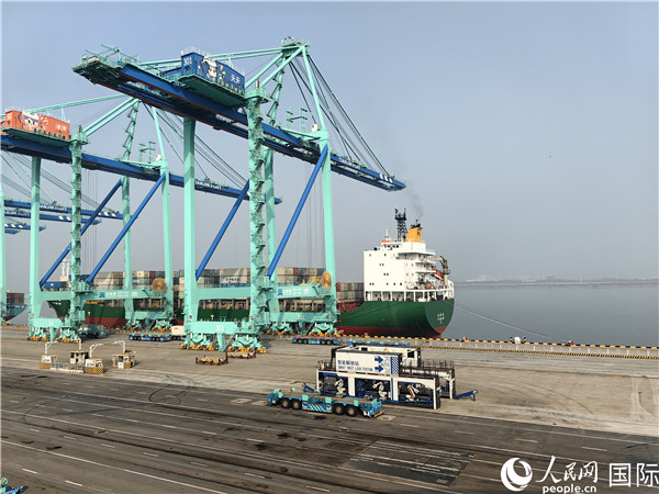 天津港北疆港區(qū)C段智能化集裝箱碼頭。人民網(wǎng)記者 符園園攝