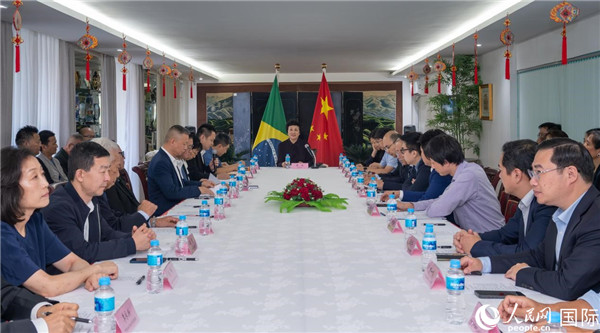 當(dāng)?shù)貢r(shí)間10月23日，國(guó)務(wù)院僑務(wù)辦公室主任陳旭（中）在巴西里約熱內(nèi)盧出席國(guó)務(wù)院僑辦代表團(tuán)與里約僑界座談會(huì)。  王天聰 攝