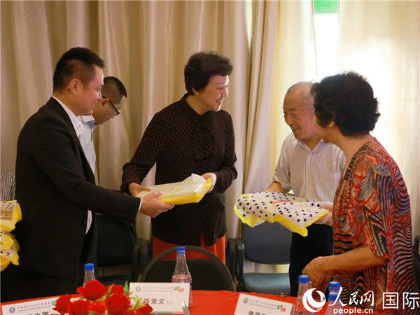 當(dāng)?shù)貢r(shí)間10月23日，國(guó)務(wù)院僑務(wù)辦公室主任陳旭（中）在巴西華人文化交流協(xié)會(huì)會(huì)館出席里約僑界舉辦的重陽(yáng)節(jié)敬老聯(lián)歡活動(dòng)，并為里約僑界長(zhǎng)者代表送上慰問(wèn)品。  人民網(wǎng)記者 陳海琪攝