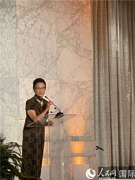 方李邦琴在頒獎臺上。人民網記者 鄧圩攝