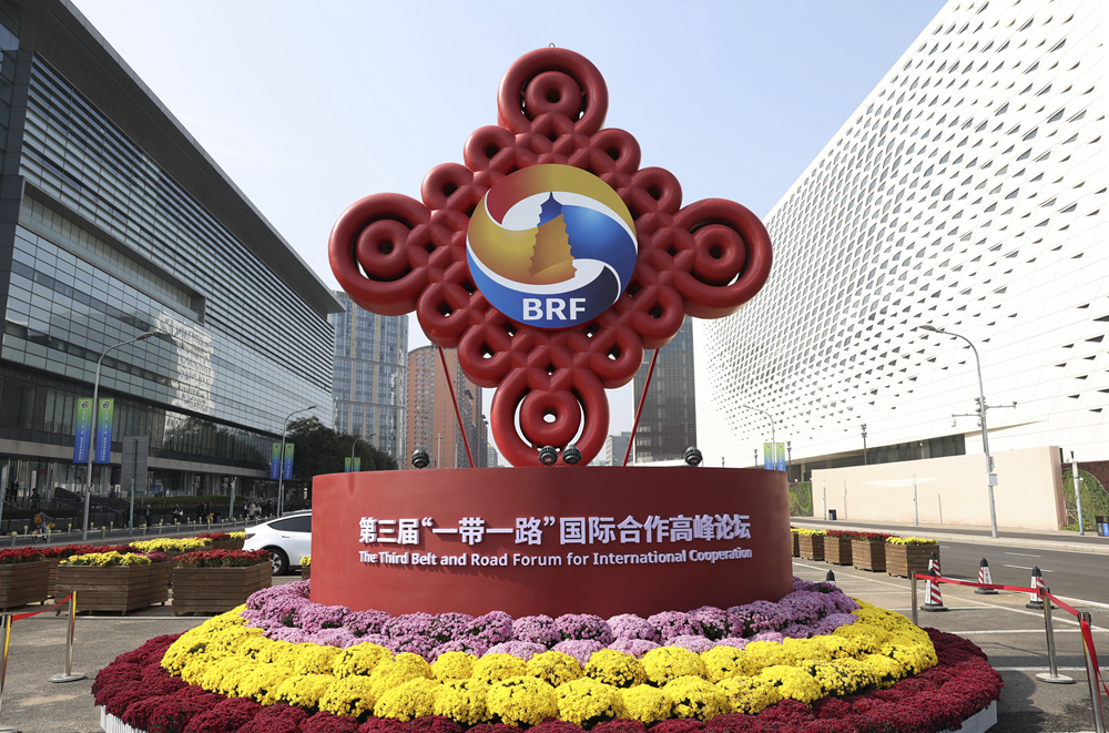 這是在北京國家會議中心附近拍攝的“一帶一路”國際合作高峰論壇景觀布置（2023年10月17日攝）。新華社記者 陳斌 攝