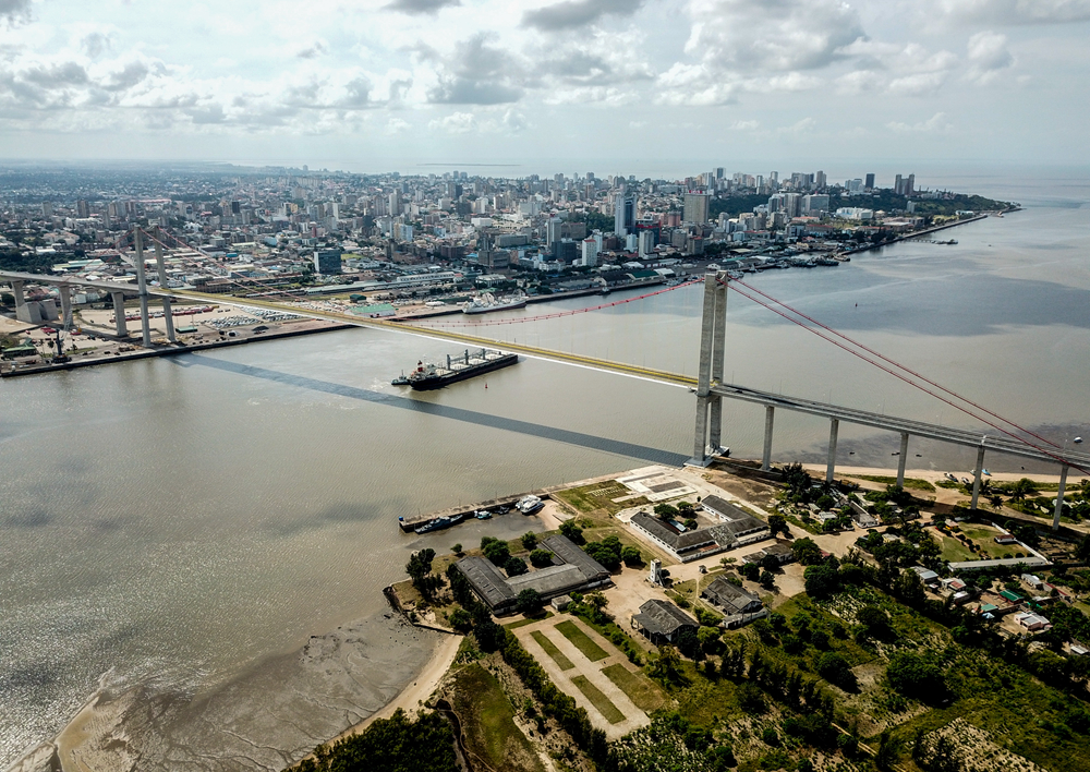 這是2019年4月8日在莫桑比克首都馬普托拍攝的馬普托大橋（無人機(jī)照片）。新華社記者 張宇 攝