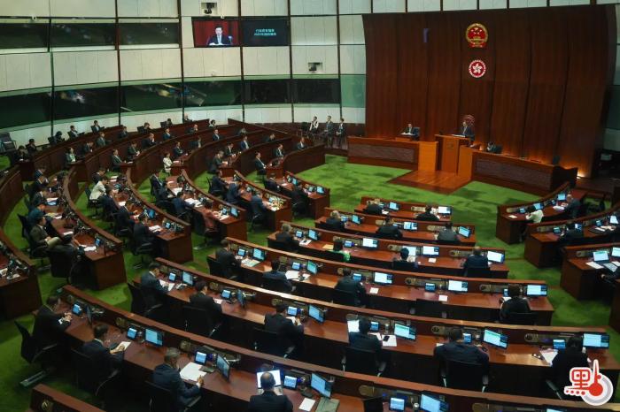 李家超在立法會(huì)宣讀新一份施政報(bào)告。圖片來源：香港“點(diǎn)新聞” 麥鈞杰 攝