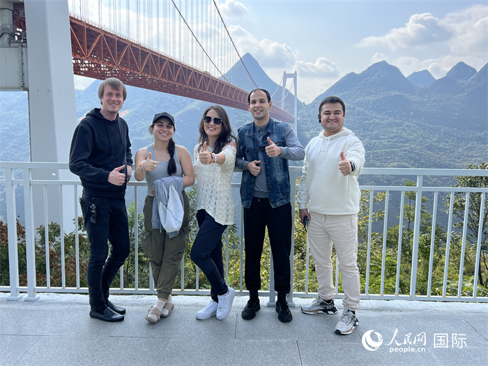 歐亞國(guó)家記者在壩陵河大橋下合影，并給大橋“點(diǎn)贊”。人民網(wǎng) 花放攝