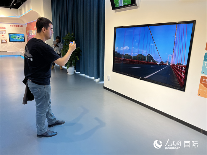 歐亞國(guó)家記者在橋梁博物館參觀。（人民網(wǎng) 花放攝）