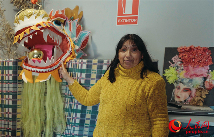 “熊貓閱覽室”一角。盧漢·梅洛為記者展示大使館贈送的龍頭。人民網(wǎng)記者 張若涵攝