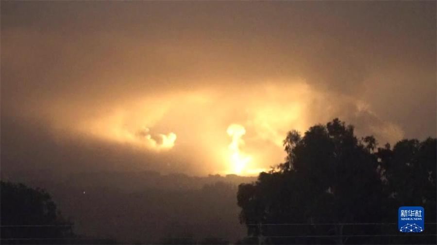 這張從以色列國防軍發(fā)布視頻中截取的圖片顯示，10月27日晚，以軍進入加沙地帶開展地面行動。新華社發(fā)